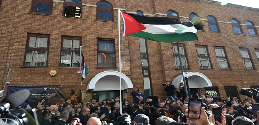 لحظة تاريخية .. رفع علم فلسطين على مبنى السفارة فى لندن