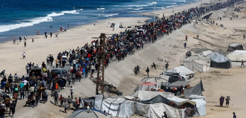 آلاف النازحين الفلسطينيين يعودون لمنازلهم المدمرة فى غزة مع بدء وقف إطلاق النار