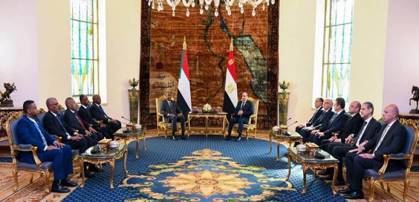 خلال لقائه البرهان.. الرئيس السيسى يؤكد دعم مصر الكامل للشعب السودانى فى مساعيه لتجاوز المرحلة الدقيقة الراهنة