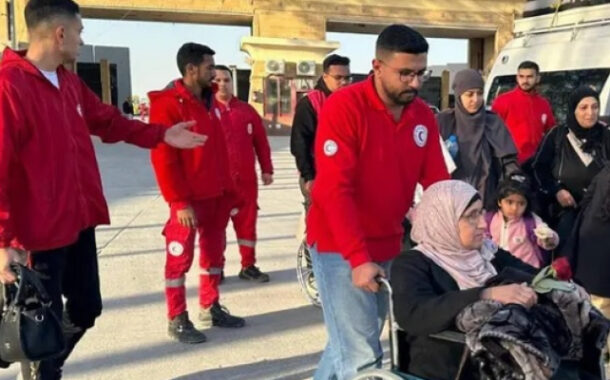 الهلال الأحمر يستقبل المرضى والجرحى الفلسطينيين ويقدم “حقيبة العودة” للمغادرين