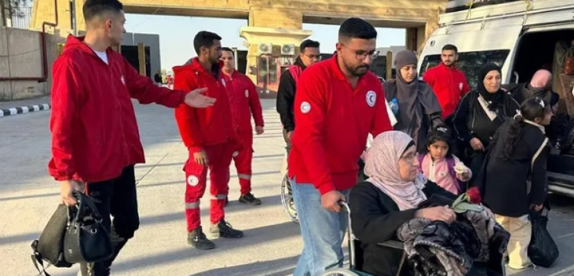 الهلال الأحمر يستقبل المرضى والجرحى الفلسطينيين ويقدم “حقيبة العودة” للمغادرين