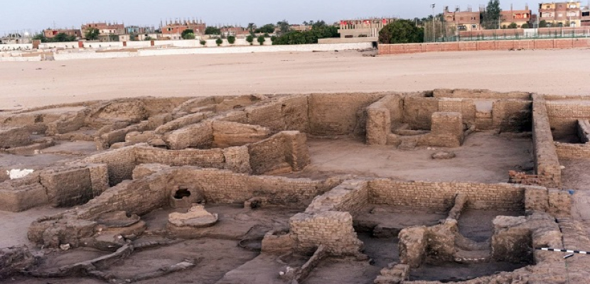 الكشف عن مدينة سكنية من القرن الثامن عشر وجبانة قبطية أسفلها بمحافظة قنا