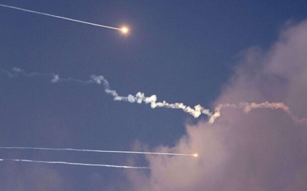 إيران تطلق دفعة صواريخ..  واعتراض باليستي فوق القدس