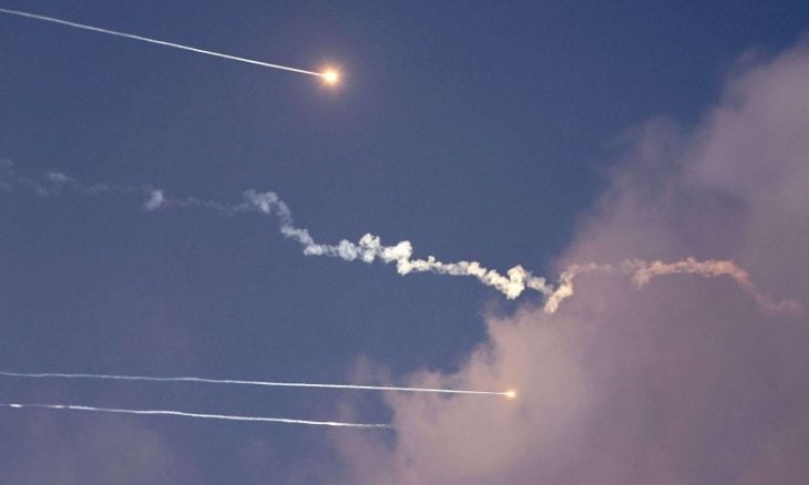 إيران تطلق دفعة صواريخ..  واعتراض باليستي فوق القدس