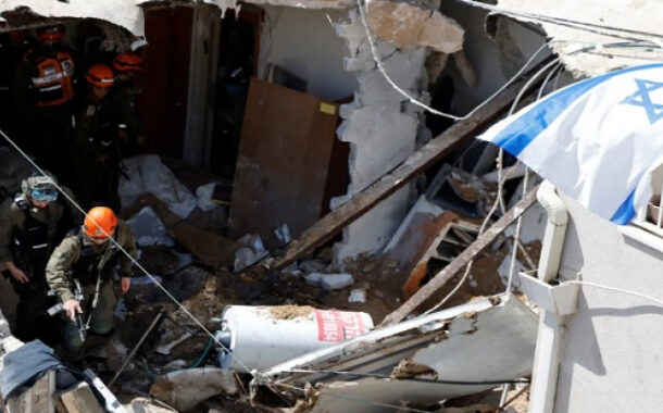 موجة جديدة من الصواريخ على إسرائيل من إيران و اليمن .. وإصابة 25 شخصًا جراء سقوط شظايا فى تل أبيب