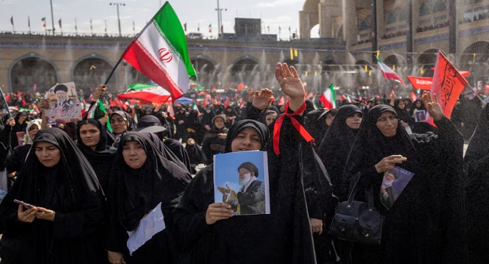 الإيرانيون يتوافدون على طهران لحضور مراسم جنازة خامنئي
