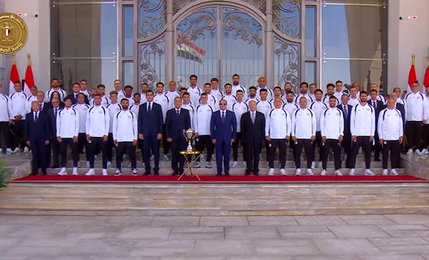 الرئيس السيسى يمنح المنتخب الوطنى كأس الفخر والاعتزاز وأوسمة تكريمية