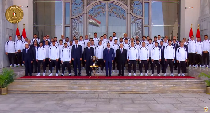 الرئيس السيسى يمنح المنتخب الوطنى كأس الفخر والاعتزاز وأوسمة تكريمية