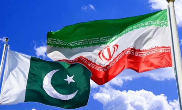 رئيس الأركان ووزير الداخلية الباكستانيان يجتمعان بوزير الداخلية الإيراني في طهران