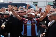 استقبال جماهيرى حاشد لمحمد صلاح لدى وصوله إلى تركيا لإتمام انتقاله إلى طرابزون سبور