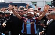 استقبال جماهيرى حاشد لمحمد صلاح لدى وصوله إلى تركيا لإتمام انتقاله إلى طرابزون سبور