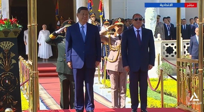 الرئيس السيسي والسيدة قرينته يستقبلان الرئيس الصيني وقرينته في قصر الاتحادية