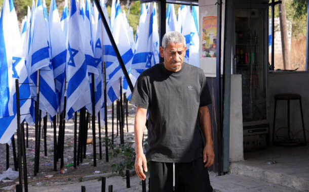 مستوطنون إسرائيليون يحجبون مقهى فلسطينيا بعشرات الأعلام الإسرائيلية