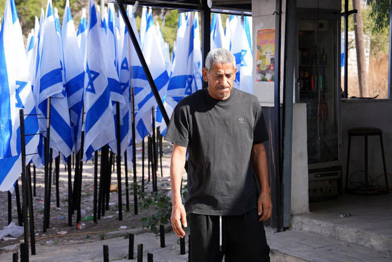 مستوطنون إسرائيليون يحجبون مقهى فلسطينيا بعشرات الأعلام الإسرائيلية
