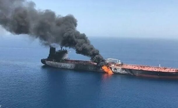 إصابة 12 بحارًا في هجوم على ناقلة أثناء عبورها مضيق هرمز