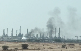 رويترز: سحابة دخان ونيران قرب منشأة لأرامكو في الرياض