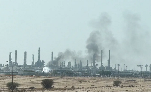 رويترز: سحابة دخان ونيران قرب منشأة لأرامكو في الرياض