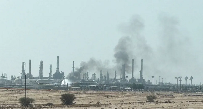 رويترز: سحابة دخان ونيران قرب منشأة لأرامكو في الرياض